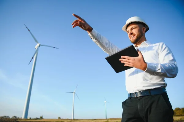 Ingeniero Joven Mirando Comprobando Turbinas Eólicas Campo — Foto de Stock