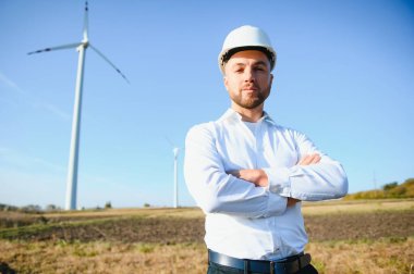 Rüzgar Türbinindeki Teknisyen Güç Üretici İstasyonu