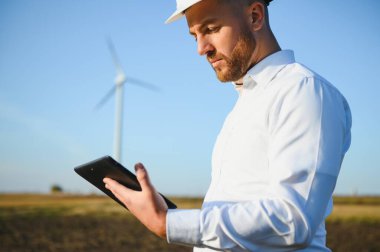 Elektrik mühendisleri rüzgar türbini çalışma jeneratör istasyonu dizüstü bilgisayar ile güç