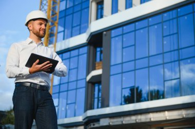 Yakışıklı genç bir mimarın portresi.