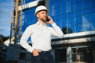 iş yerinde yakışıklı bir mühendis portresi