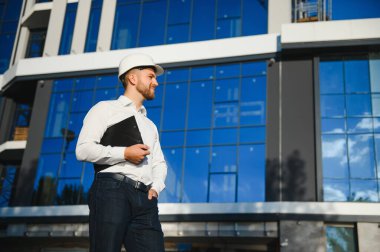 Yakışıklı genç bir mimarın portresi.