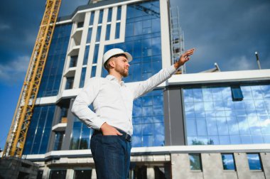 iş yerinde yakışıklı bir mühendis portresi