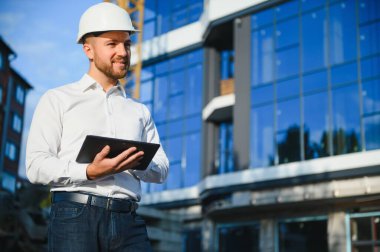 iş yerinde yakışıklı bir mühendis portresi