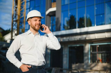 Yakışıklı genç bir mimarın portresi.