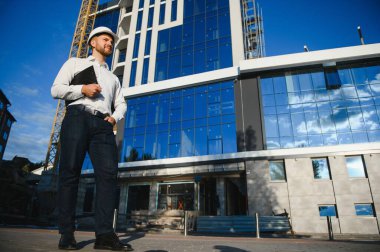 Endüstriyel tema: İnşaatçı inşaat alanında duruyor.