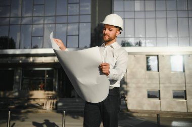 Çizim okuyan bir site yöneticisinin portresi