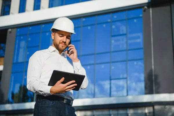 Ingeniero Junto Construcción Grúas Concepto Gran Proyecto Construcción Arquitecto Dirige — Foto de Stock