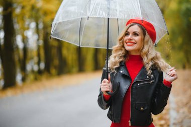 şemsiye sonbahar Park'ın güzel kızla.