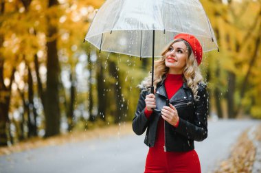 şemsiye sonbahar Park'ın güzel kızla.