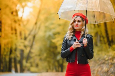 şemsiye sonbahar Park'ın güzel kızla.