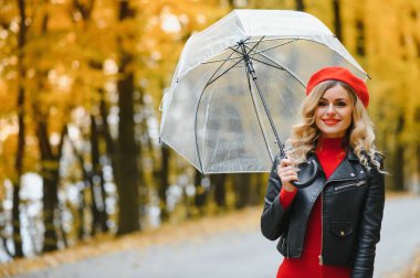 şemsiye sonbahar Park'ın güzel kızla.