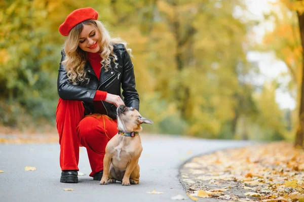 Schöne Und Glückliche Frau Genießt Spaziergänge Park Mit Ihrer Entzückenden — Stockfoto