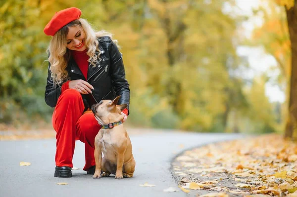 Mulher Com Cão Andando Parque — Fotografia de Stock