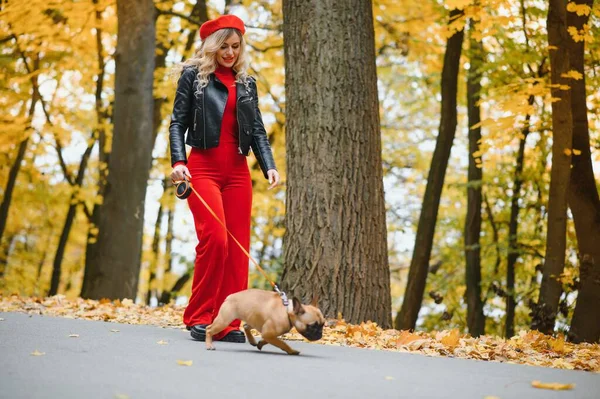 공원에 프랑스 불독의 강아지와 산책을 안경을 소녀가 — 스톡 사진