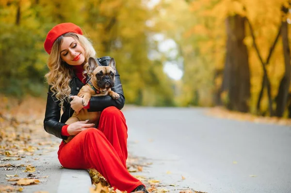 Pessoas Cães Livre Mulher Bonita Feliz Desfrutando Parque Outono Andando — Fotografia de Stock