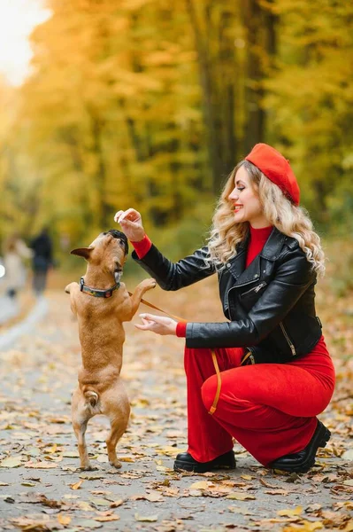 Wanita Dengan Anjing Berjalan Taman — Stok Foto