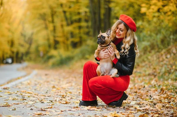 Menschen Und Hunde Freien Schöne Und Glückliche Frau Genießt Herbstlichen — Stockfoto