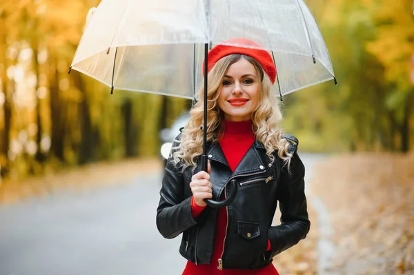 傘は雨の下で歩いている人 — ストック写真