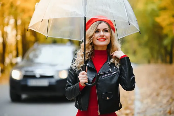 Femme Avec Parapluie Marchant Pluie Dans Magnifique Parc Automne — Photo