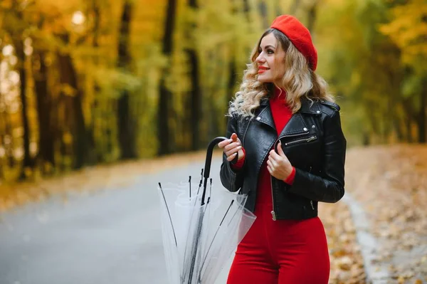 Frau Unter Regenschirm Spaziert Herbst Durch Den Park — Stockfoto