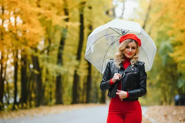 秋の公園で傘を持つ美しい女の子 — ストック写真