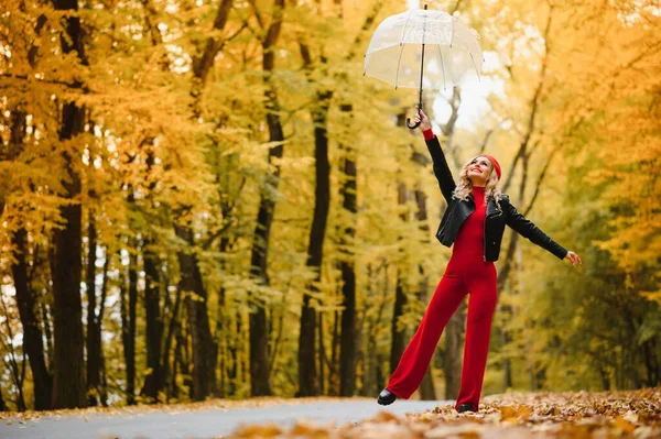 Dziewczyna Parasolem Latająca Parasolu Skacząca Bawiąca Się Żółtym Jesiennym Krajobrazie — Zdjęcie stockowe