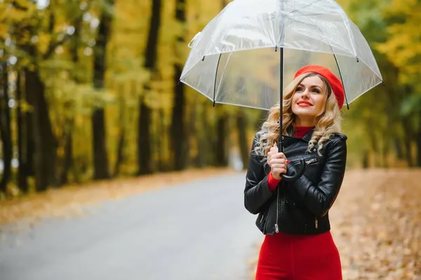 Una Ragazza Passeggia Nel Parco Autunnale Sotto Ombrellone — Foto Stock