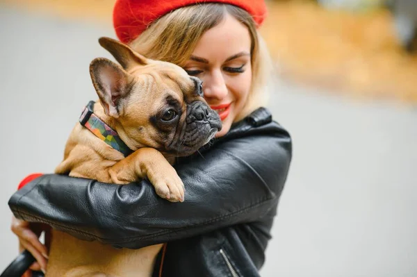 Mujer Hermosa Feliz Disfrutando Parque Paseando Con Adorable Bulldog Francés — Foto de Stock