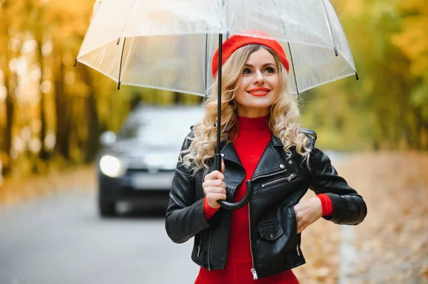 秋の公園で傘を持つ美しい女の子 — ストック写真