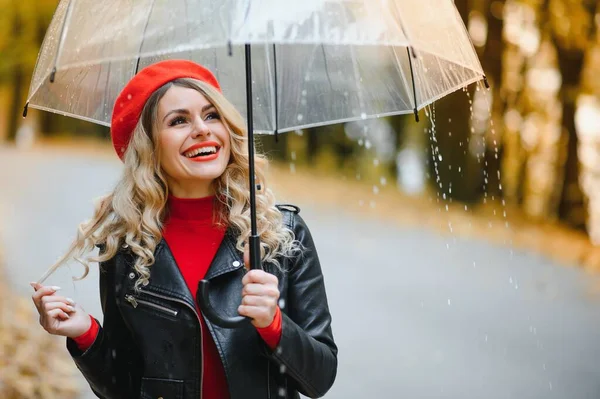 Kvinnan Promenader Med Paraply Regn — Stockfoto