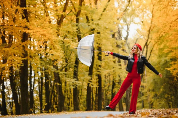 Dziewczyna Parasolem Latająca Parasolu Skacząca Bawiąca Się Żółtym Jesiennym Krajobrazie — Zdjęcie stockowe