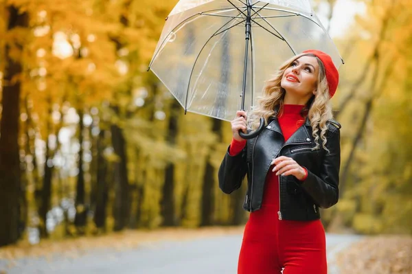 女の子は傘の下で秋の公園で散歩します — ストック写真