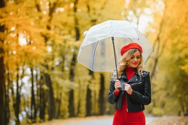 Красивая Девушка Зонтиком Осеннем Парке — стоковое фото