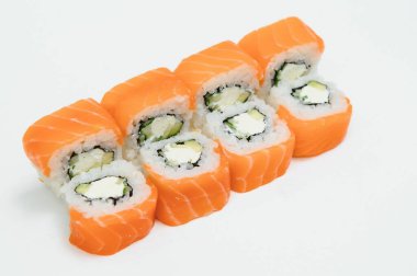 Japon deniz ürünleri suşisi, beyaz arka planda yuvarlan.