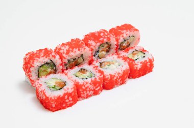 Japon deniz ürünleri suşisi, beyaz arka planda yuvarlan.
