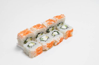 beyaz zemin üzerinde suşi roll