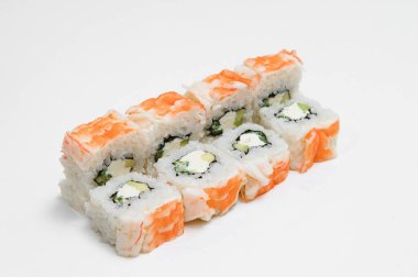 Japon deniz ürünleri suşisi, beyaz arka planda yuvarlan.