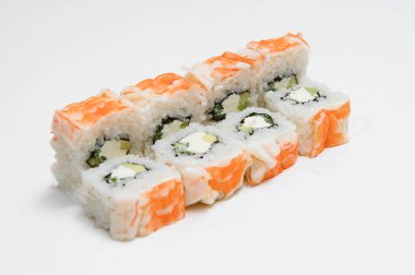 Japon deniz ürünleri suşisi, beyaz arka planda yuvarlan.