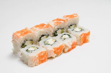 beyaz zemin üzerinde suşi roll