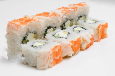 Suşi roll, üzerinde beyaz izole