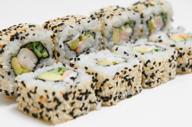Japon deniz ürünleri suşisi, beyaz arka planda yuvarlan.