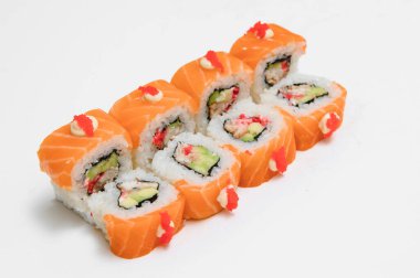 Japon deniz ürünleri suşisi, beyaz arka planda yuvarlan.