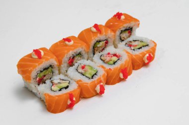 Suşi roll, üzerinde beyaz izole