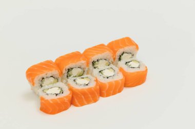 Japon deniz ürünleri suşisi, beyaz arka planda yuvarlan.