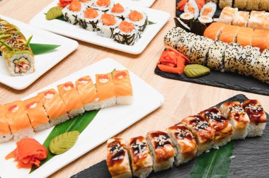 Yansımaları ile izole siyah arka plan üzerine Japon rulo