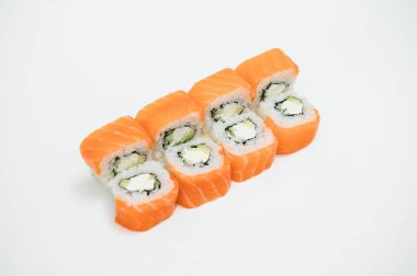 Uramaki. Philadelphia klasiği. Somon, Philadelphia peyniri, salatalık, avokado, tobiko