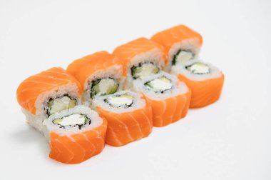 Suşi roll, üzerinde beyaz izole