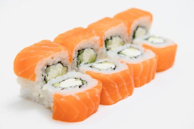 Uramaki. Philadelphia klasiği. Somon, Philadelphia peyniri, salatalık, avokado, tobiko