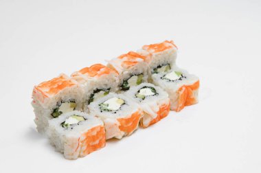 Suşi roll, üzerinde beyaz izole